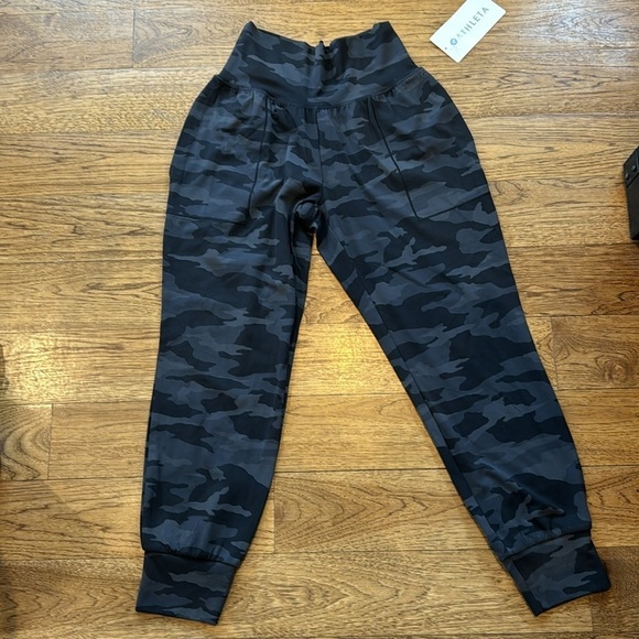 NWT ATHLETA Salutation Camo Jogger XSP - Picture 8 of 11